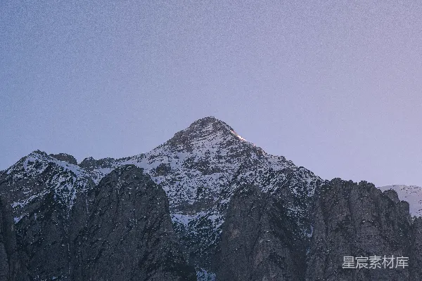 高清摄影 一座远处峰顶覆盖着积雪的山。
