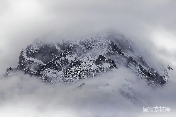 高清摄影 白雪覆盖的山峰从云层中浮现而出