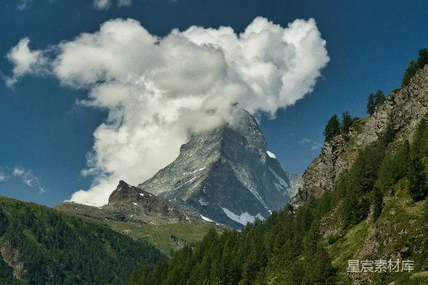 高清摄影 云雾缭绕的巍峨山峰，绿坡如画。