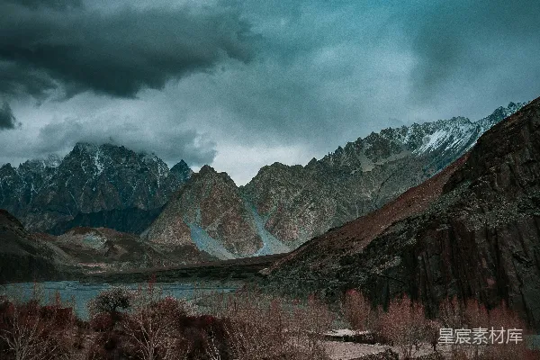 高清摄影 白天，棕色和灰色的山脉在白云和蓝天的映衬下显得格外壮观。