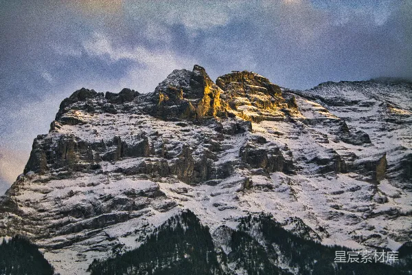高清摄影 一座覆盖着雪的山峰，背景是蓝天。