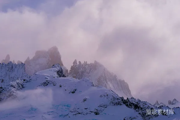 高清摄影 云层密布的天空下覆盖着积雪的山峰
