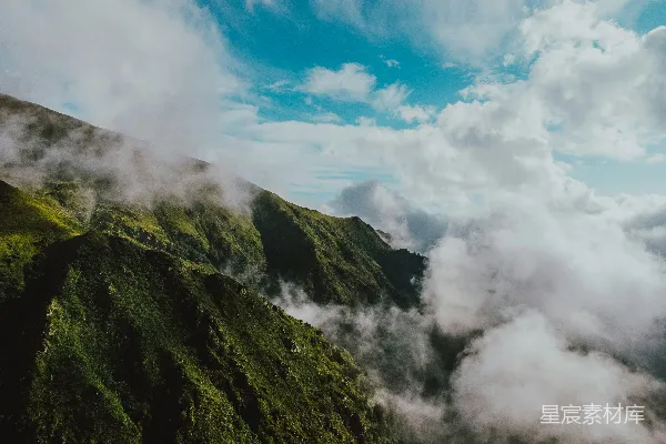 高清摄影 一座云雾缭绕的山