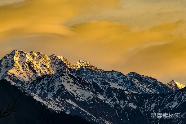 高清摄影 雪山沐浴在金色的夕阳光辉中