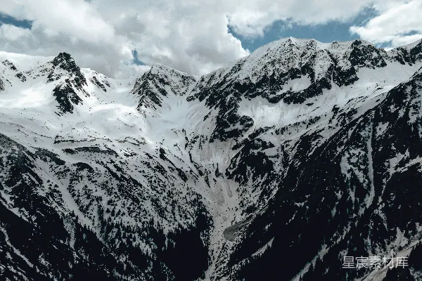 高清摄影 一座被雪覆盖的山