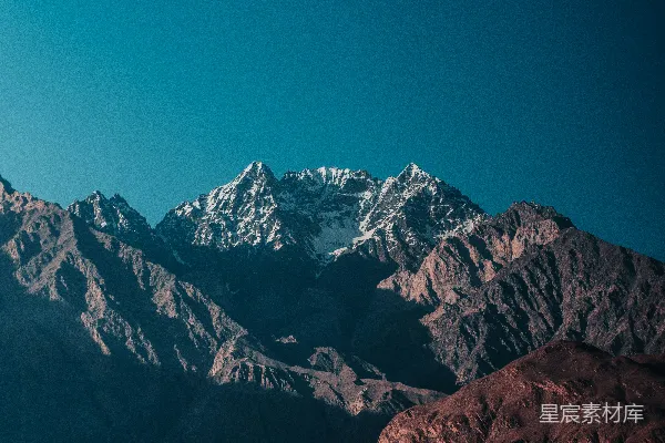 高清摄影 白天，蓝天下灰色的岩石山
