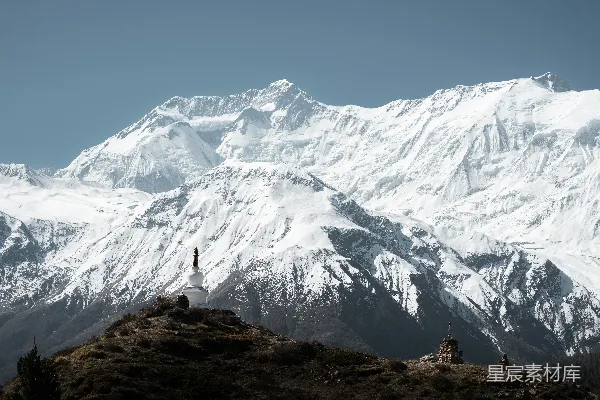 高清摄影 一座山顶上站着一个人的山