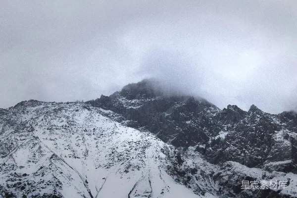 高清摄影 云雾缭绕、白雪覆盖的山丘