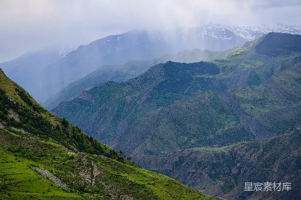 高清摄影 一座山谷的景色，背景中有山脉。