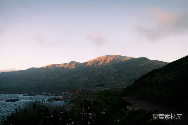 高清摄影 白天，青山绿水旁，白云覆盖的天空下，景色如画。