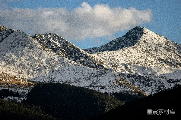 高清摄影 一座被云层覆盖的雪峰
