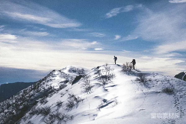 高清摄影 两个人在雪山上徒步旅行