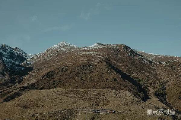 高清摄影 一座山峰的远景，前景中有座房子。