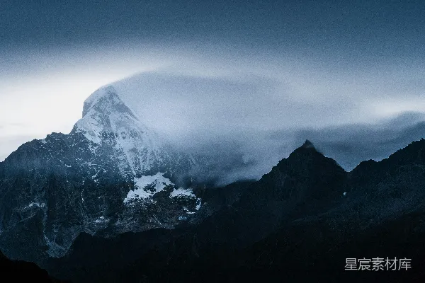 高清摄影 蓝天下的白雪覆盖的山