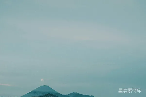 高清摄影 一座被雾笼罩的山的景色