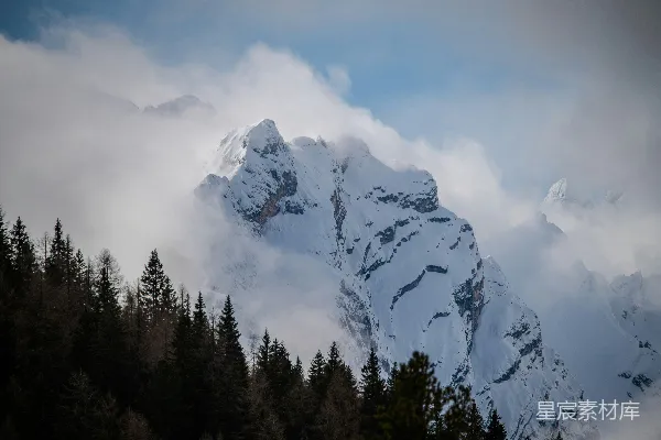 高清摄影 雪山峰从云层中显露出来。