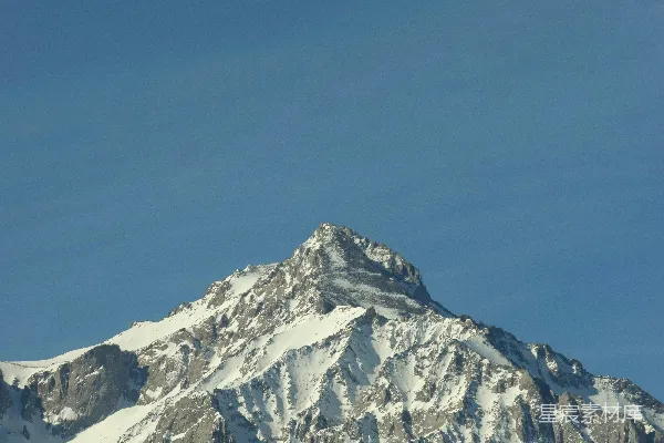 高清摄影 在湛蓝的天空下，白雪覆盖的山峰。
