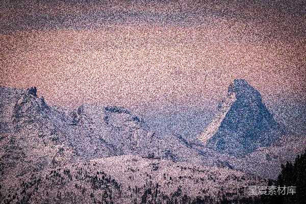 高清摄影 粉红色天空下的白雪覆盖的山脉
