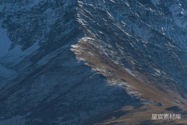 高清摄影 白雪覆盖的山脉在晴朗的蓝天映衬下
