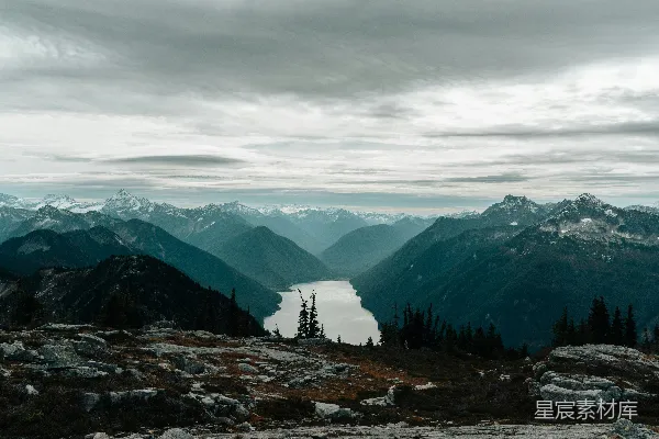 高清摄影 从山顶俯瞰湖泊和山脉的景色