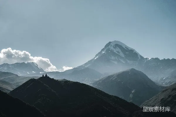 高清摄影 山峦连绵，天空中有云层漂浮。