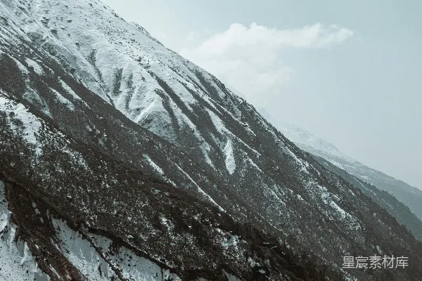 高清摄影 被云层覆盖的积雪山坡