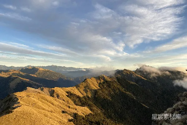 高清摄影 一座山脉的景色，天空中飘着云。