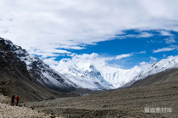 高清摄影 白天蓝天下的积雪覆盖的山峰