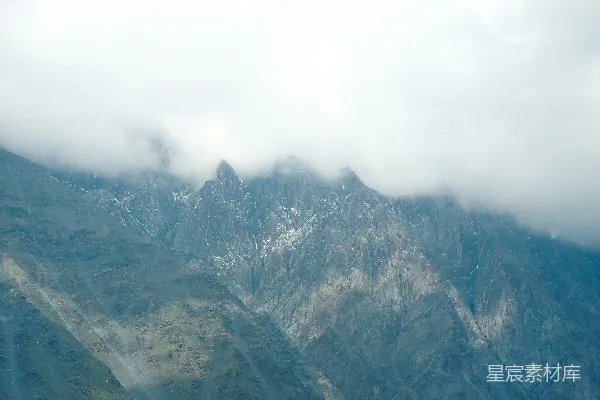 高清摄影 白云下的黑白山