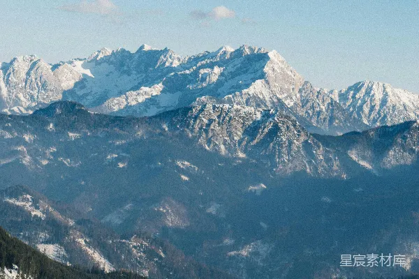 高清摄影 一片覆盖着积雪的山脉景色