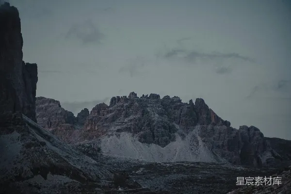 高清摄影 白天多云天空下的积雪覆盖的山峰