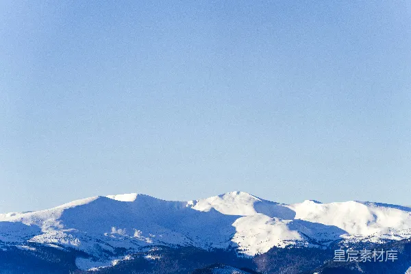 高清摄影 一名滑雪板运动员在跳跃中