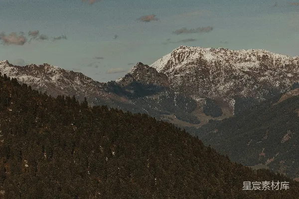 高清摄影 一座山脉的景观，前景中可以看到树木。