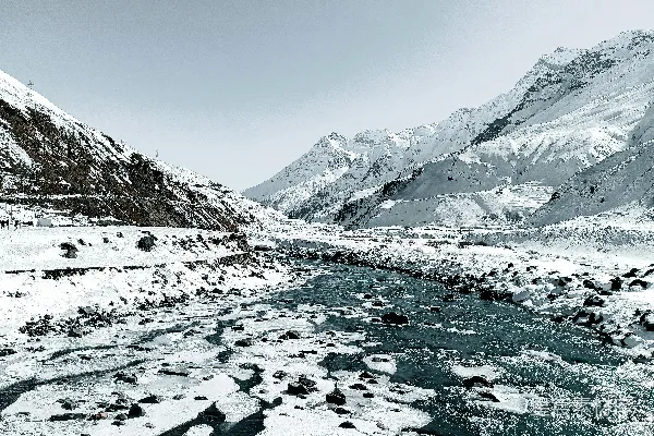 高清摄影 一条河流穿过被雪覆盖的山谷