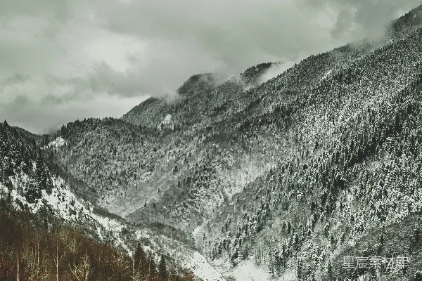 高清摄影 白天多云天空下的积雪覆盖的山脉