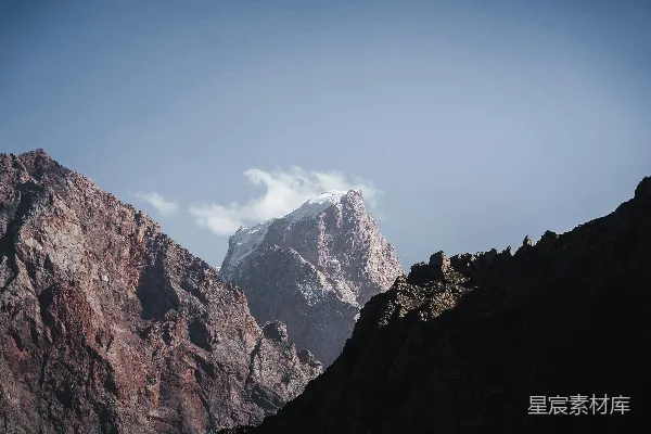 高清摄影 一座山脉的景色，天空中有一朵云。