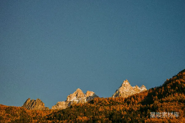 高清摄影 一座山脉的景色，天空晴朗湛蓝