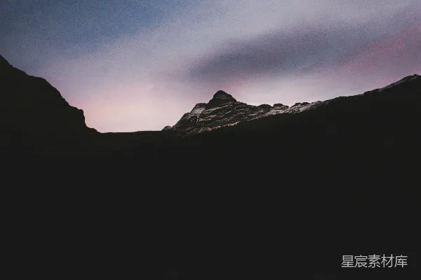 高清摄影 暮色中的山峰。