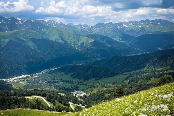 高清摄影 山谷中可以看到山脉的远景