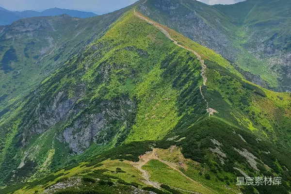 高清摄影 白天白云下的绿灰山