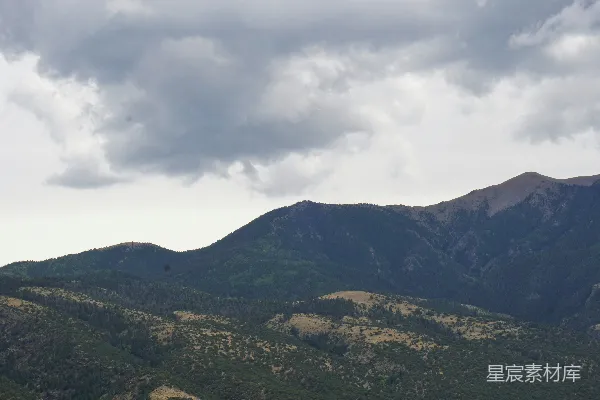 高清摄影 阴云密布的青山