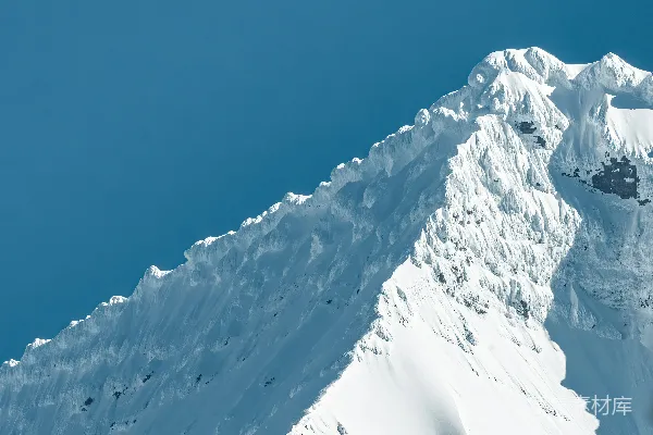 高清摄影 白天晴朗天空下的积雪覆盖的山峰