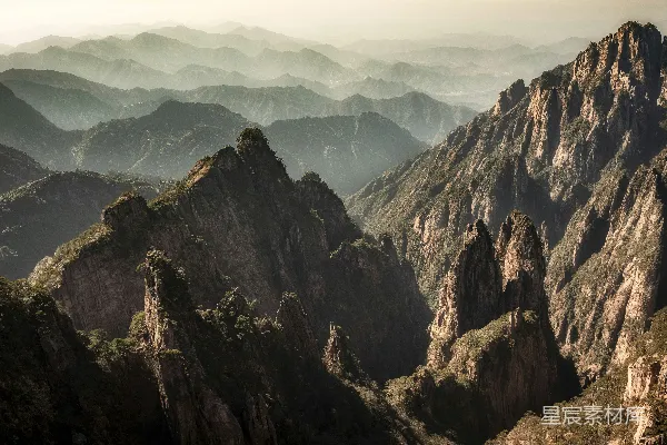 高清摄影 巍峨的山峰从雾层中升起。