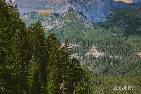 高清摄影 一片树木环绕的湖泊和山峰