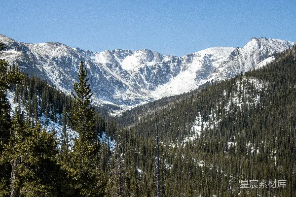 高清摄影 山峦的远景，前景中有树木。