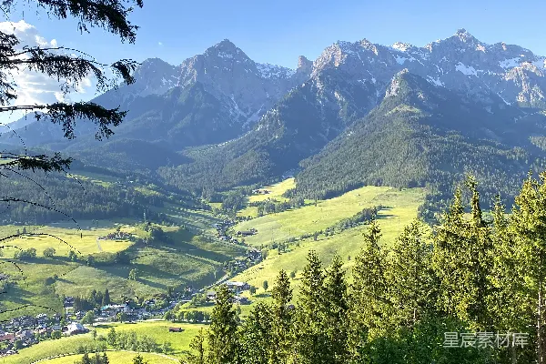 高清摄影 一个山谷，背景中有树木和山脉。