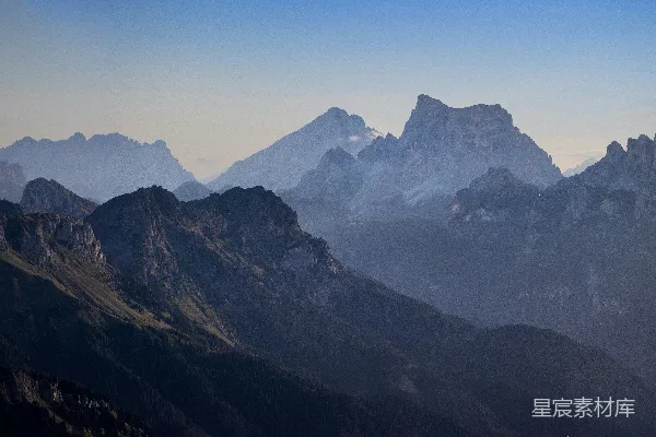 高清摄影 青蓝的天空下层峦叠嶂
