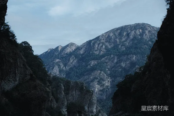 高清摄影 从河上看山脉的景象