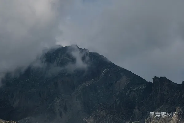 高清摄影 一座山脉，天空中有几朵云。