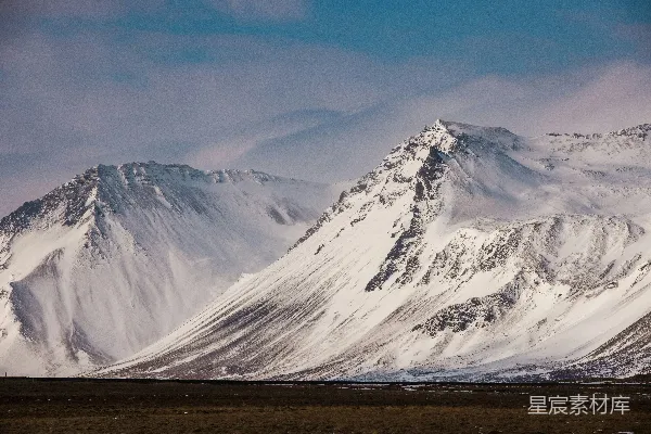 高清摄影 一座覆盖着白雪的山脉在蓝天之下